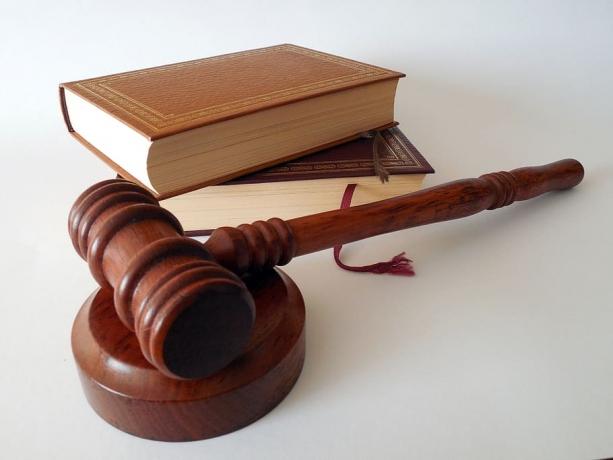 What Are The Two Types Of Lawyers UK?